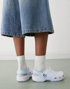 Классические мраморные сабо Crocs синего цвета