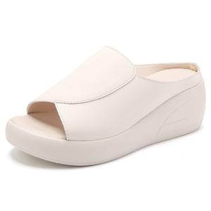 Шлепанцы женские бежевый Reivantix