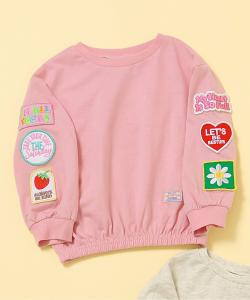 Футболка с множеством нашивок на рукавах