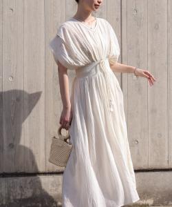 Платье с вышитой талией и сборками спереди