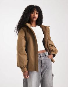 Свободный плащ-дождевик ASOS DESIGN на флисовой подкладке оливкового цвета