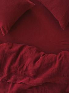 Льняная натяжная простыня Piglet in Bed, Rhubarb