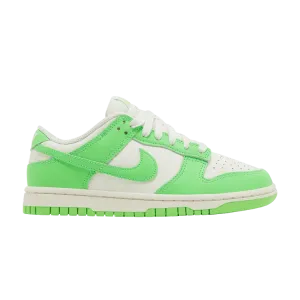Кроссовки Nike Wmns Dunk Low 'Green Strike', зеленый