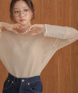 Простая блузка, сшитая по индивидуальному заказу, с прозрачными рукавами из люрекса.