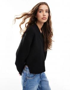 Свободный свитер ASOS DESIGN с V-образным вырезом и разрезами по бокам черного цвета