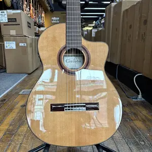 Акустико-электрическая гитара Cordoba C7-CE с нейлоновыми струнами и верхней дека из канадской красной кедра