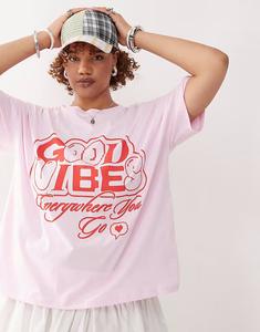 Футболка свободного кроя Noisy May Curve с принтом хорошего настроения в светло-розовом цвете