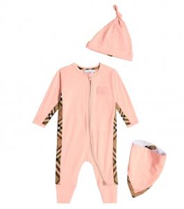 Детский комбинезон Burberry Check, шапочка и нагрудник Burberry Kids, цвет pale peach