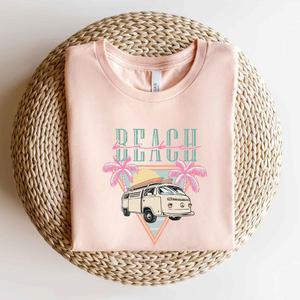 Футболка с треугольными буквами и короткими рукавами Beach Van с графическим рисунком Simply Sage Market