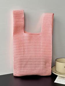 Выберите один из 2 видов вязаных сумок для женщин.