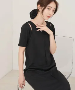 Платье с короткими рукавами, выполненное в ребристой вязке, с многослойным кроем.