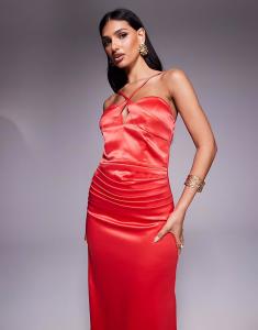 Платье макси с перекрестными бретелями и шлейфом TFNC красного цвета