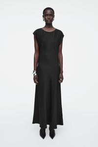 Атласное платье с косым вырезом и рюшами COS, черный