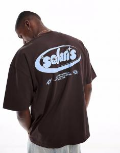 Футболка свободного кроя ASOS DESIGN с текстовой графикой коричневого цвета