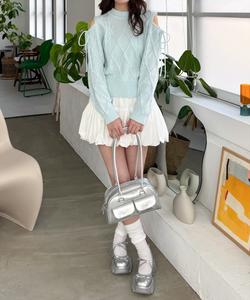 Топ вязаной вязки с открытыми плечами