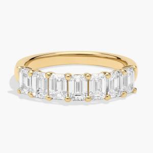 Кольцо с семью выращенными в лаборатории бриллиантами изумрудами из 14-каратного желтого золота (1 1/2 карата, два камня - FG / VS2-SI1) Blue Nile