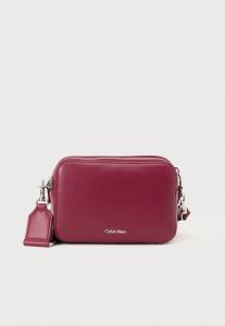 Сумка Calvin Klein WEBBING CAMERA BAG, Alluring Pink/Bordeaux