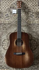Martin D Jr E Streetmaster Dreadnought Jr с мягким чехлом и профессиональной настройкой