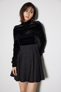 Мини-платье из велюра с расклешенной юбкой, распашное на две части Rienda, цвет Black