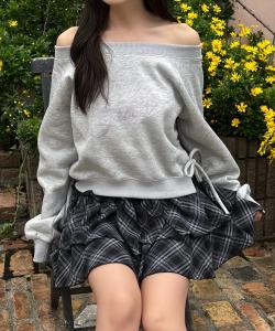 Толстовка с большим логотипом, украшенным стразами.