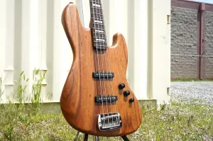 Электрический бас-гитар G&L USA Custom Shop JB Satin Frost 4-струнный с черным чехлом Tolex (2025)