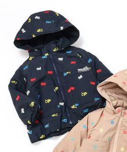 Стеганая куртка с капюшоном, выполненная в двух цветах и с двумя узорами, полностью вышитая.