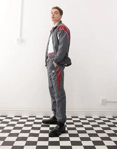 Свободные спортивные брюки Umbro серого цвета с несколькими принтами