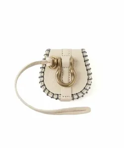 Лестница из магнитных брелоков для ключей