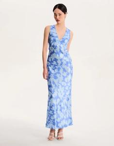 Omnes одевает Мисси в синее