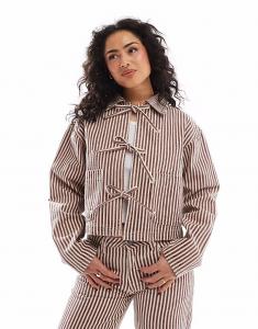 Джинсовая куртка Daisy Street с галстуком-бабочкой спереди в красно-бежевых полосках