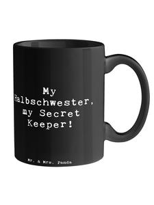 Кружка Хранительница тайн с надписью Сводная сестра в черном цвете Mr. & Mrs. Panda