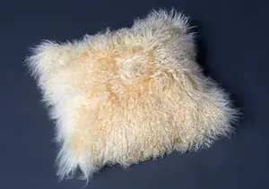 Подушка с тибетским ягненком, наволочка (без вкладыша) JAY08 Ваниль 30х30 см Reissner Lammfelle