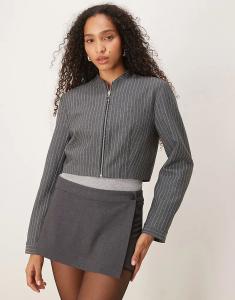 Укороченный пиджак ASOS DESIGN в тонкую серую полоску с застежкой-молнией спереди