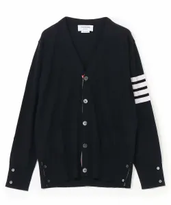 Классический кардиган с V-образным вырезом из мериносовой шерсти.