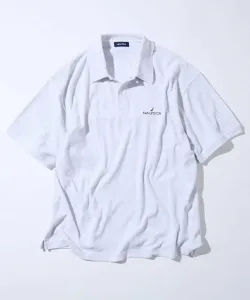 Рубашка-поло с крупным силуэтом и полосатым узором.