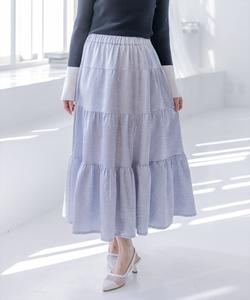 Длинная многоярусная юбка, обработанная методом усадки