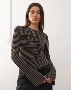 Расклешенный лонгслив с длинными рукавами Weekdayй день из темного кротового материала с черной полоской