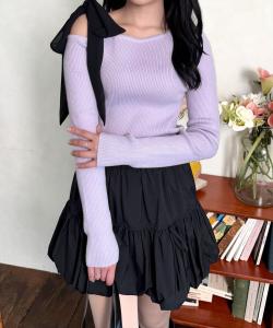 Вязаный топ с одним плечом и лентой