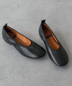 Туфли-лодочки с косым носком и глубоким вырезом Angel Alarcon, цвет Bl