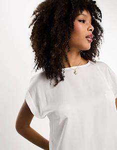 Белый атласный топ Vila спереди