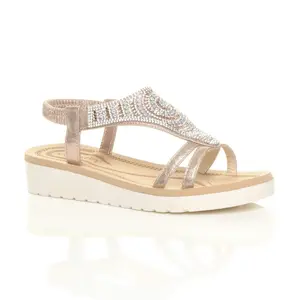Сандалии на низкой танкетке со стразами и Т-образным ремешком на пятке на плоской подошве AJVANI, розовое золото