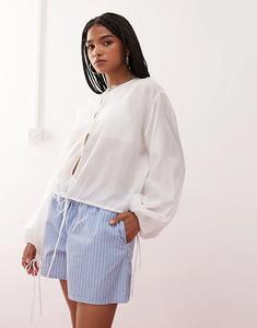 Блузка из хлопковой вуали в будничном стиле с объемными рукавами и вырезом-замочной скважиной спереди в кремово-белом цвете