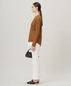 Стираемый трикотажный пуловер с V-образным вырезом из смесовой ткани с эффектом блеска.