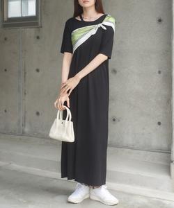 Платье с коротким рукавом и разрезом, сшитое из люрекса.