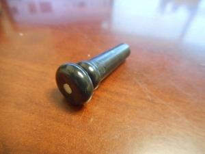 Пластиковый штифт для акустической гитары (1), черный с белой точкой Allparts BP-0517-023