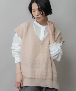 Топ без рукавов с V-образным вырезом из трикотажа в полоску из сетчатой жаккардовой ткани.