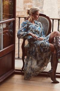 Платье миди с многоуровневым подолом и цветочным принтом пейсли Sosandar, зеленый