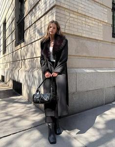 Пальто Bershka со съемным воротником из искусственного меха черного цвета