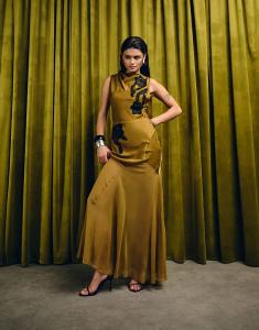 Платье макси ASOS DESIGN из атласа с драпировкой на спине, кружевной аппликацией и лифом-годе цвета корицы