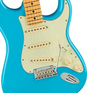 Fender American Professional II Stratocaster с чехлом Deluxe Molded - Miami Blue
